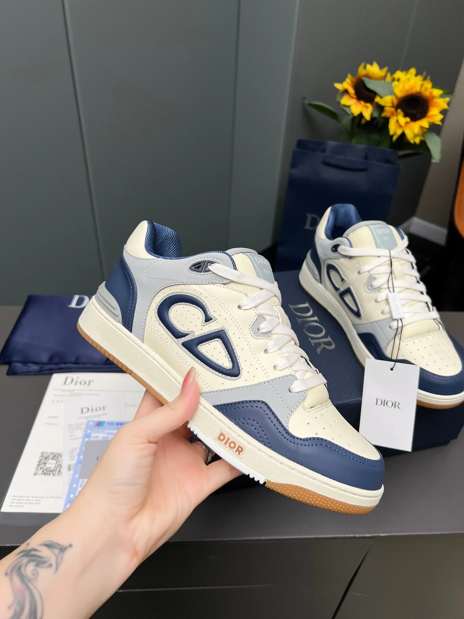 Men's Men's Shoes 💰600 Dior DiorB57 top version of low-top sneakers! ! ! Navy blue with beige smooth first-layer cowhide, fully oiled edges, T men's shoes 💰U outsole.  The 2024 autumn men's wear series has made a wonderful debut, a new classic item launched by Dior. Crafted from smooth first-grain cow leather in navy blue and beige, it's accented by a large leather heat-stamped CD logo on the sides. The distinctive laces of the same color match the color of the shoe body, and the opening and closing are decorated with various classic details on the tongue, sole and back side to enhance the style. The eyelet details, upper stitching and heel strip panels of the same color highlight the dynamic charm of its sports style. Exclusive two-color molded T men's shoes 💰U outsole is light, comfortable, non-slip and wear-resistant, the mesh lining and feet are customized with original colors, soft and breathable. Exquisite production technology highlights the grade, and can be matched with all kinds of clothing to create a refined look.